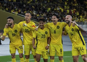 JOAO Figueiredo (kanan) ketika meraikan kejayaan Harimau Malaya menumpaskan Singapura dalam aksi persahabatan, kelmarin.