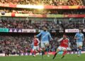 Pemain tengah Arsenal, Gabriel Martinelli (dua dari kanan) merembat bola ke jaring City untuk gol penyamaan lewat semasa perlawanan bola sepak Liga Perdana Inggeris antara Arsenal dan Manchester City di Stadium Emirates di London hari ini. - AFP