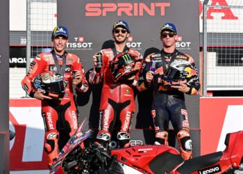 (Dari kiri) Pelumba Ducati, Marc Marquez, Francesco Bagnaia, dan pelumba Yamaha, Augusto Fernandez, meraikan di atas podium selepas perlumbaan pecut MotoGP Jepun di Motegi, hari ini. - AFP