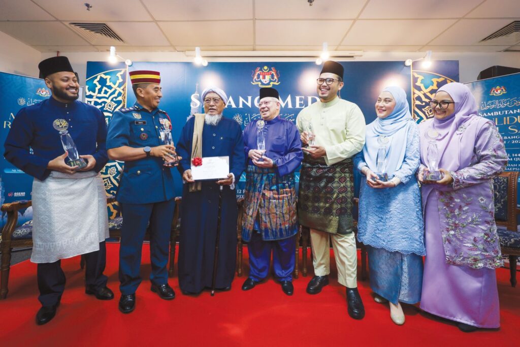 Anugerah cerminan sumbangan TH 1 MAULIDURRASULKEBANGSAAN018