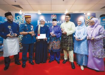 ABDUL Rashid Hussain (tengah) bersama penerima anugerah tokoh yang lain selepas Majlis Sambutan Maulidur Rasul 1447H/2025 Peringkat Kebangsaan di Taman Ekspo Pertanian Malaysia Serdang (MAEPS), semalam. – UTUSAN/MUHAMAD IQBAL ROSLI
