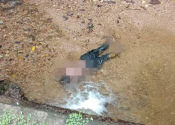 KEADAAN mayat lelaki yang ditemukan dalam anak sungai di kawasan Air Rengat, Temenggor, Gerik semalam.