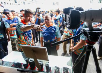 SAARANI Mohamad melawat pameran pada Karnival Mesra Anak Muda (KAMU) 2025 di Ipoh hari ini. - UTUSAN/MUHAMAD NAZREEN SYAH MUSTHAFA