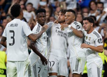 Penyerang Real Madrid Kylian Mbappe (dua dari kanan) meraikan kejayaan bersama rakan sepasukan selepas menyempurnakan sepakan penalti kedua pada Liga Juara-juara UEFA antara Real Madrid CF dan Olympique de Marseille di Stadium Santiago Bernabeu di Madrid hari ini. - AFP