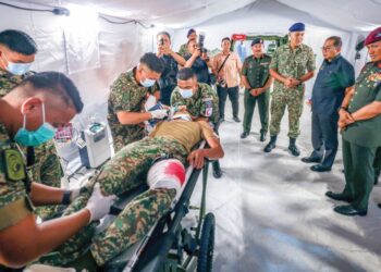 MOHAMED Khaled Nordin (dua dari kanan) melihat demonstrasi rawatan kepada anggota tentera yang cedera sempena lawatan kerja ke Markas Pemerintahan Medan Barat Tentera Darat, Kem Sungai Besi, Kuala Lumpur, semalam. – UTUSAN/MUHAMAD IQBAL ROSLI