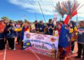 MOHD. Misuari Abdullah (empat dari kanan) bersama kakitangan Akademi Memandu Gua Musang yang menyertai Program Karnival Sukan Merdeka di Kompleks Jabatan Belia dan Sukan di Panji, Kota Bharu, Kelantan.- UTUSAN/ ROSLIZA MOHAMED