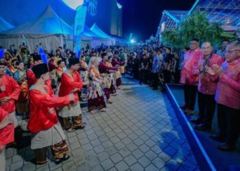 ANWAR Ibrahim menyaksikan persembahan tarian zapin seribu melibatkan 3,224 penari sempena Majlis peluncuran Tahun Melawat Malaysia 2026 di Encore Melaka, Klebang, Melaka, malam tadi. - UTUSAN/AMRAN ALI