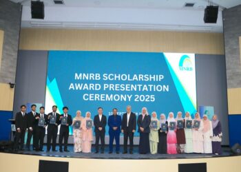RUDY Rodzila Che Lamin (sembilan dari kiri), bersama Pengerusi MNRB Holdings, Datuk Sulaiman Mohd Tahir (sepuluh dari kiri) bersama barisan penerima Anugerah Biasiswa MNRB 2025 pada Majlis Penyampaian Anugerah Biasiswa MNRB 2025.