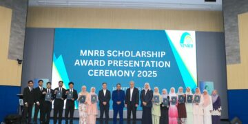 RUDY Rodzila Che Lamin (sembilan dari kiri), bersama Pengerusi MNRB Holdings, Datuk Sulaiman Mohd Tahir (sepuluh dari kiri) bersama barisan penerima Anugerah Biasiswa MNRB 2025 pada Majlis Penyampaian Anugerah Biasiswa MNRB 2025.
