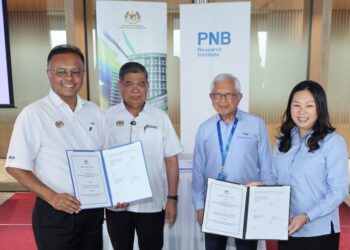 MOHAMAD Sabu (dua dari kiri) bersama Ketua Setiausaha Kementerian Pertanian dan Keterjaminan Makanan (KPKM) Datuk Seri Isham Ishak (kiri) dan Ketua Pengawai Eksekutif Permodalan Nasional Berhad Research Institute Sdn. Berhad (PNBRI), Dr Sarena Che Omar (kanan) serta Raja Arshad Raja Tun Uda ketika majlis menandatangani MoU Kerjasama Strategik Penyelidikan dan Analisis Data Sektor Agromakanan Nasional di Menara Merdeka 118 di sini semalam. UTUSAN/AMIR KHALID