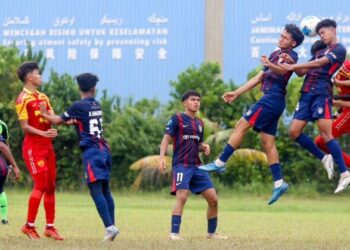 BARISAN pertahanan JDT berusaha menghalang serangan Selangor dalam aksi Kejohanan Bola Sepak MSSM di Kota Bharu, hari ini. -UTUSAN/KAMARUL BISMI KAMARUZAMAN