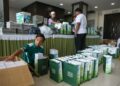 PETUGAS membuat persiapan akhir menjelang Muktamar Tahunan Pas ke-71 yang dimulakan dengan persidangan sayap Pemuda parti itu di Kompleks Pas Kedah, Kota Sarang Semut di Alor Setar, Kedah. 
– UTUSAN/SHAHIR NOORDIN