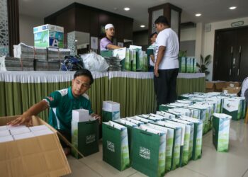 PETUGAS membuat persiapan akhir menjelang Muktamar Tahunan Pas ke-71 yang dimulakan dengan persidangan sayap Pemuda parti itu di Kompleks Pas Kedah, Kota Sarang Semut di Alor Setar, Kedah. 
– UTUSAN/SHAHIR NOORDIN