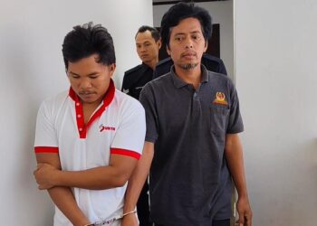 THIEN MG (kiri) dihadapkan ke Mahkamah Majistret Ipoh bagi menghadapi pertuduhan
bunuh manakala rakannya, Win Naing (kanan) yang dijadikan saksi pendakwaan didakwa di mahkamah sama mengikut Akta Imigresen di sini hari ini. - UTUSAN