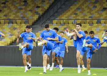 Skuad Harimau Malaya mengadakan latihan di Stadium Nasional Bukit Jalil, kelmarin sebagai persiapan aksi persahabatan menentang Singapura, esok. - UTUSAN/FARIZ RUSADIO