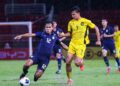 PENYERANG Malaysia B-23, Haqimi Azim mengasak pemain Thailand pada aksi terakhir Kumpulan F Kelayakan Piala Asia B-23 di Stadium Thammasat, Pathum Thani. -IHSAN MALAYSIA NT