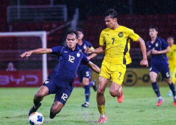 PENYERANG Malaysia B-23, Haqimi Azim mengasak pemain Thailand pada aksi terakhir Kumpulan F Kelayakan Piala Asia B-23 di Stadium Thammasat, Pathum Thani. -IHSAN MALAYSIA NT