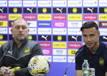 Peter Cklamovski dan Cion Cools pada sidang akhbar praperlawanan menjelang aksi persahabatan menentang Singapura di Stadium Nasional Bukit Jalil, hari ini. - UTUSAN/AMIR KHALID