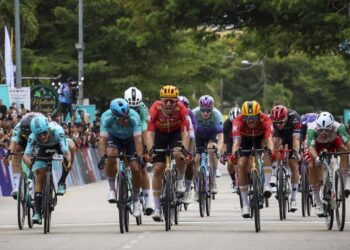 Matteo Malucelli (dua dari kiri) melepasi garisan penamat untuk menjuarai peringkat ketiga diikuti Alexander Kristoff (tengah) dan tempat ketiga pelumba Uno-X Mobility, Eriend Blikra (dua dari kanan) pada pelumbaan Le Tour de Langkawi (LTDL) 2025 Gerik-Pasir Puteh, semalam. - UTUSAN/MUHAMAD IQBAL ROSLI
