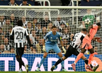 Penyerang Barcelona, Marcus Rashford (kanan) menanduk bola ke gawang gol dalam aksi Liga Juara-Juara menentang Newcastle di St James' Park, semalam. - AFP