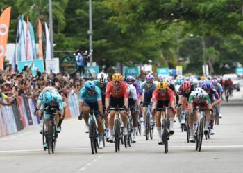 PELUMBA Itali dari pasukan XDS Astana, Matteo Malucelli menjadi perlumbaa pertama melepasi garisan penamat pada perlumbaan peringkat ketiga Le Tour de Langkawi (LTdL) 2025 dari Gerik ke Pasir Puteh, sebentar tadi.-UTUSAN/IQBAL ROSLI