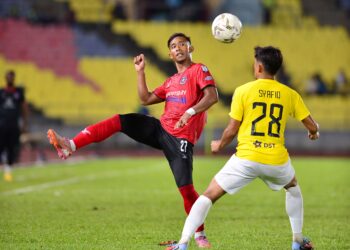 PEMAIN Brunei DPMM, Syafiq Ahmad  (depan) cuba menghalang pemain Melaka FC, Muhammad Hafiz Mohd. Johar dalam perlawanan Liga Super di Stadium Hang Jebat malam tadi.