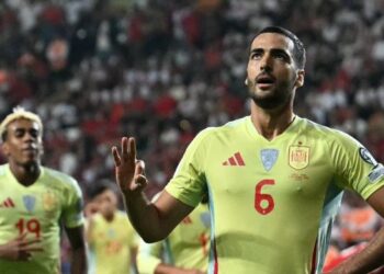 TONGGAK tengah Sepanyol, Mikel Merino (kanan) meraikan jaringan gol kelima pasukannya menenang Turkiye dalam aksi Kelayakan Piala Dunia 2026 di Konya, kelmarin. - AFP