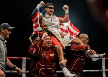 Muhammad Mikail Ghazali Zulfikar merangkul pingat emas di pentas Kejuaraan Remaja Dunia Persatuan Persekutuan Muay Thai Antarabangsa (IFMA) 2025.-IHSAN INSTagram MIKIPAPA_