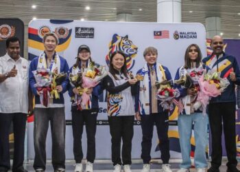 Hannah Yeoh beramah mesra dengan Chen Tang Jie-Toh Ee Wei serta Pearly Tan-M. Thinaah di Lapangan Terbang Antarabangsa Kuala Lumpur (KLIA), Sepang, semalam. - UTUSAN/FAIZ ALIF ZUBIR