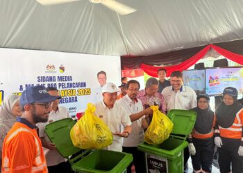 NGA Kor Ming Ketika merasmikan Majlis Pra-Pelancaran Hari Cuci Malaysia (HCM) 2025 di Pasar Seni Kuala Lumpur pagi ini.