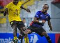 PENYERANG Negeri Sembilan, Joseph Esso berjaya merampas bola daripada kawalan pemain PDRM FC pada aksi kedua pusingan 16 Piala FA di Stadium Majlis Perbandaran Selayang, malam ini.-IHSAN NSFC