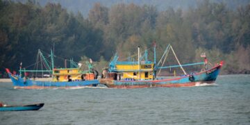 BOT-BOT nelayan keluar ke laut untuk menangkap ikan yang menjadi sumber pendapatan utama bagi menampung perbelanjaan keluarga di Kuantan, Pahang, baru-baru ini. - UTUSAN/SHAIKH AHMAD RAZIF