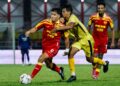 PEMAIN Tengah Selangor, Nooa Laine diasak pemain Malaysian University pada perlawanan kedua Pusingan 16 Piala FA, di Stadium Majlis Bandaraya Petaling Jaya, di sini hari ini.-UTUSAN/SHIDDIEQIIN ZON
