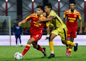 PEMAIN Tengah Selangor, Nooa Laine diasak pemain Malaysian University pada perlawanan kedua Pusingan 16 Piala FA, di Stadium Majlis Bandaraya Petaling Jaya, di sini hari ini.-UTUSAN/SHIDDIEQIIN ZON