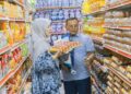 Amirudin Shari dan Nurul Izzah Anwar mengambil kesempatan untuk menggunakan peruntukan SARA dan berbelanja bagi membeli barang keperluan dan kemudian menyerahkannya kepada mereka yang memerlukan melalui kempen Pass It Forward.