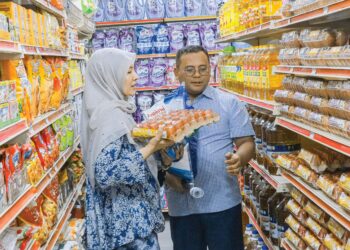 Amirudin Shari dan Nurul Izzah Anwar mengambil kesempatan untuk menggunakan peruntukan SARA dan berbelanja bagi membeli barang keperluan dan kemudian menyerahkannya kepada mereka yang memerlukan melalui kempen Pass It Forward.