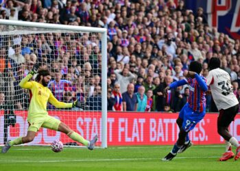 Penyerang Crystal Palace, Eddie Nketiah (9) merembat untuk menjaringkan gol kemenangan mereka semasa perlawanan bola sepak Liga Perdana Inggeris antara Crystal Palace dan Liverpool di Selhurst Park hari ini. - AFP