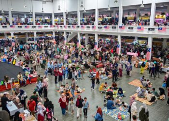 ORANG ramai terutama pengunjung dari luar negeri mengunjungi Pasar Besar Kedai Payang di Kuala Terengganu sempena cuti sekolah. – UTUSAN/PUQTRA HAIRRY
