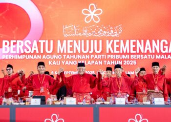 KEPEMIMPINAN Bersatu ketika Perhimpunan Agung Tahunan parti itu di Shah Alam hari ini.-UTUSAN/SADDAM YUSOFF
