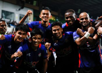 PEMAIN-pemain PDRM meraikan jaringan ketika menentang Kelantan The Real Warriors, pada perlawanan Liga Super di Stadium Majlis Perbandaran Selayang, di sini hari ini.-UTUSAN/ SHIDDIEQIIN ZON