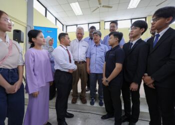 SUFIAN (tengah) beramah mesra dengan pelajar baharu termasuk dua daripada tiga penerima biasiswa penuh Universiti Kebangsaan Malaysia (UKM) pada majlis pendaftaran pelajar baharu Kampus Ceras, semalam.-MINGGUAN/FARIZ RUSADIO
