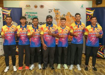 SKUAD berbasikal lebuh raya kebangsaan ketika bergambar pada Majlis Pengumuman Skuad Kebangsaan ke Le Tour de Langkawi (LTDL) 2025 di Casa 4 Majlis Sukan Negara,. semalam. Gambar ISKANDAR ISHAK
