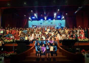 MENTERI Digital, Gobind Singh Deo (tengah) bergambar bersama peserta Pertandingan Teater Bahasa Melayu Sekolah Tamil Peringkat Kebangsaan 2025 di Balai Budaya Tun Syed Nasir, DBP, Kuala Lumpur. 
– UTUSAN/ISKANDAR ISHAK