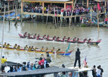 PENDUDUK sekitar dan pengunjung hadir memberi sokongan padu kepada pasukan perahu tradisional yang mewakili kampung masing-masing bersempena Pesta Air Antarabangsa Kuala Perlis 2025 di Kuala Perlis, Perlis, semalam. – UTUSAN/IZLIZAN OTHMAN