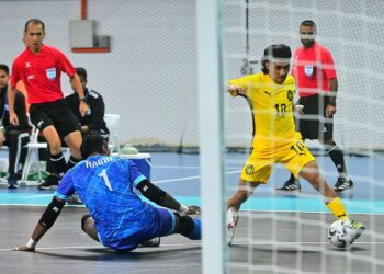 PEMAIN futsal kebangsaan Ridzwan Bakri (kanan) berjaya melepasi kawalan penjaga gol Bangladesh, Md Jahid Hasan Rabbi alam aksi kedua Kelayakan Piala Asia Futsal 2026 di Stadium Tertutup SUKPA di Kuantan, Pahang kelmarin yang berkesudahan Malaysia menang 7-1. UTUSAN/SHAIKH AHMAD RAZIF