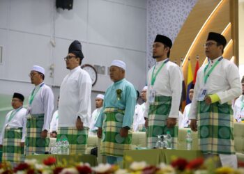 TUAN Ibrahim Tuan Man (tengah) menjadi pilihan pertama Pemuda Pas untuk dicalonkan sebagai Perdana Menteri daripada Pas. - UTUSAN/ SHAHIR NOORDIN