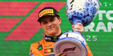 Oscar Piastri meraikan di atas podium selepas Formula Satu (F1) Grand Prix (GP) Belanda di The Circuit Zandvoort, Belanda hari ini. - AFP