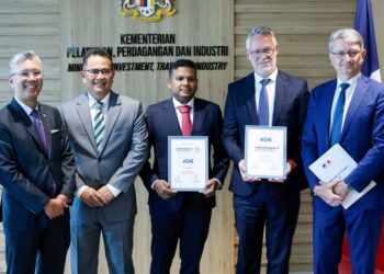 TENGKU Zafrul Tengku Abdul Aziz (paling kiri), menyaksikan penyerahan perjanjian memorandum persefahaman antara Asia Digital Engineering (ADE) yang diwakili oleh Mahesh Kumar (tengah), dan Air France Industries yang diwakili Gery Mortreux (dua dari kanan) serta turut hadir Duta Perancis ke Malaysia, Axel Cruau (paling kanan) di Menara MITI, semalam. - UTUSAN/SHIDDIEQIIN ZON