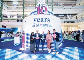 PENOLONG Naib Presiden Komunikasi Korporat Valiram, Charlene Anthony (kiri) bersama selebriti, Aisha Retno (dua dari kanan) pada sambutan ulang tahun ke-10 Bath & Body Works di Malaysia baru-baru ini.