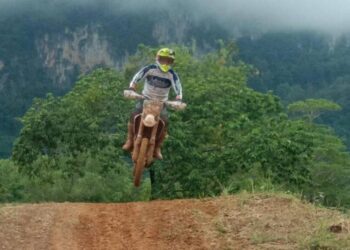 AKSI pelumba dalam pertandingan Perlis Open Track Day Motocross di Litar Motosikal Sungai Batu Pahat, Kangsar, Perlis semalam.